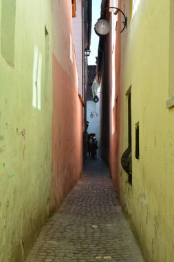 Brasov, Romanya-Mayıs, 2018. Rope Street, benzersiz bir atmosfer ve Brasov merkezinde inanılmaz eski renkli dar sokak, Romanya güzel şehir.