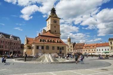 Brasov, Romanya-Mayıs, 2018. Brasov Council Square, Brasov şehir, Romanya inanılmaz turistler cazibe. 