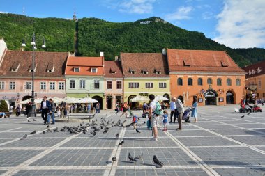 Brasov, Romanya-Mayıs, 2018. Brasov Council Square, Brasov şehir, Romanya inanılmaz turistler cazibe. 
