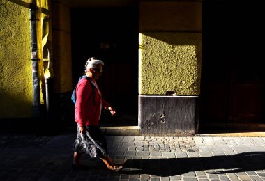 Brasov, Romanya-Mayıs, 2018. Brasov Old Town sokak fotoğrafçılığı, Brasov şehir, Romanya inanılmaz turistler cazibe.