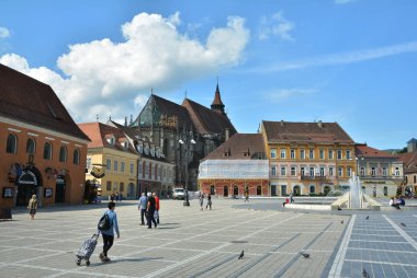Brasov, Romanya-Mayıs, 2018. Brasov Council Square, Brasov şehir, Romanya inanılmaz turistler cazibe. 