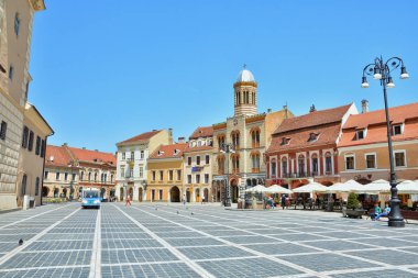 Brasov, Romanya-Mayıs, 2018. Brasov Council Square, Brasov şehir, Romanya inanılmaz turistler cazibe. 