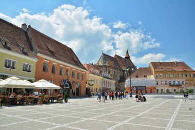 Brasov, Romanya-Mayıs, 2018. Brasov Council Square, Brasov şehir, Romanya inanılmaz turistler cazibe. 
