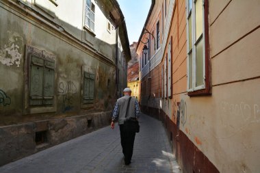 Brasov, Romanya-Mayıs, 2018. Alecu Russo Street, benzersiz bir atmosfer ve Brasov merkezinde inanılmaz eski renkli dar sokak, Romanya güzel şehir.