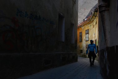 Brasov, Romanya-Mayıs, 2018. Alecu Russo Street, benzersiz bir atmosfer ve Brasov merkezinde inanılmaz eski renkli dar sokak, Romanya güzel şehir.