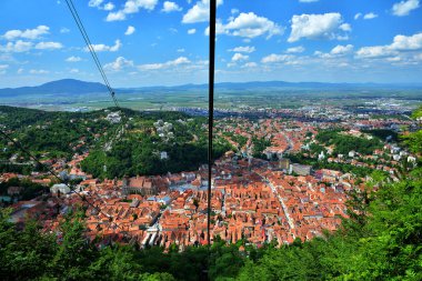 Tampa dağ, Transylvania, Romanya eski şehir Brasov görünümü 