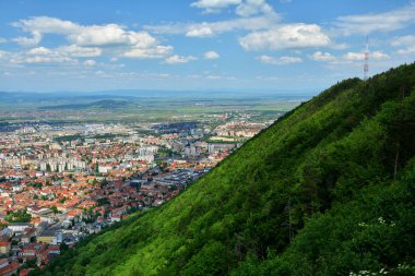 Tampa dağ, Transylvania, Romanya eski şehir Brasov görünümü 