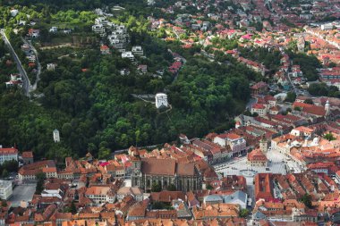 Tampa dağ, Transylvania, Romanya eski şehir Brasov görünümü 