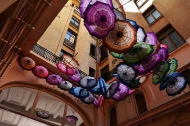 Bükreş, Romanya-22 Nisan 2018. Victory Passage, Bükreş, Romanya 'da gökkuşağı şemsiyeleri çatı sokak. Colloseum Restoran.