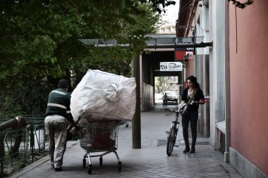 Bükreş, Romanya-Nisan, 2018. Bükreş sokaklarında Lifestyle, Romanya 'da turist cazibe. Zafer Caddesi. 
