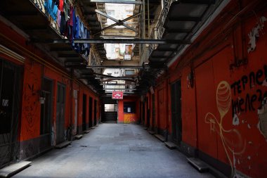 Bükreş, Romanya-22 Nisan 2018. İngilizce Passage, gizemli bir yer, Bükreş, Romanya 'da Victory Avenue ve Academy Street arasında antika kentsel yıkım. 