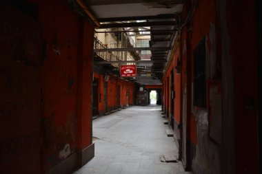 Bükreş, Romanya-22 Nisan 2018. İngilizce Passage, gizemli bir yer, Bükreş, Romanya 'da Victory Avenue ve Academy Street arasında antika kentsel yıkım. 