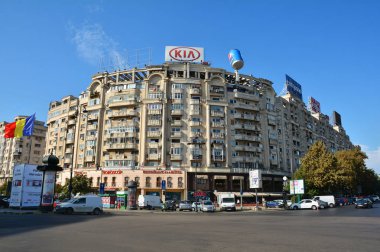 Bükreş, Romanya - 13 Eylül 2017. Romanya'nın başkenti Bükreş şehir merkezindeki Union Square (Piata Unirii) trafiği