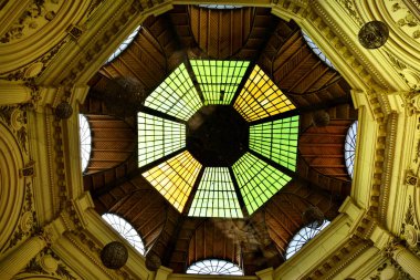 Bucuresti, Romanya-13 Eylül 2017. Passage Macca Villacrosse, kapalı sarı cam geçit, çeşitli yiyecek ve içecek işletmeleri, Romanya 'nın başkenti birçok turist için en iyi cazibe barındırıyor.