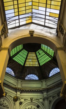 Bucuresti, Romanya-13 Eylül 2017. Passage Macca Villacrosse, kapalı sarı cam geçit, çeşitli yiyecek ve içecek işletmeleri, Romanya 'nın başkenti birçok turist için en iyi cazibe barındırıyor.