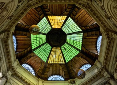 Bucuresti, Romanya-13 Eylül 2017. Passage Macca Villacrosse, kapalı sarı cam geçit, çeşitli yiyecek ve içecek işletmeleri, Romanya 'nın başkenti birçok turist için en iyi cazibe barındırıyor.