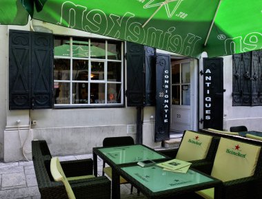 Bükreş, Romanya - 13 Eylül 2017. Ünlü bira yeri Hanul cu Tei, Romanya'nın başkenti Bükreş'in eski kentinde Lipscani sokak yakınında. 