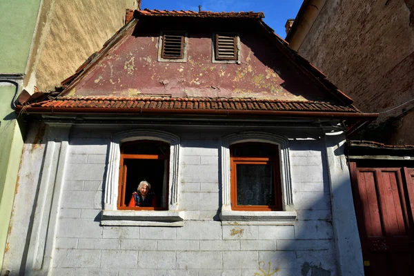 Braszów Rumunia 2018 Maja Stara Kobieta Oknem Opowiadając Swoją Historię — Zdjęcie stockowe