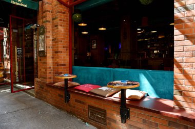 Bükreş, Romanya - 13 Eylül 2017. Romanya'nın başkenti inanılmaz bir atmosfer, teras, restoranlar, bar ve dükkanlar ile Bükreş, Lipscani District Eski şehir.  