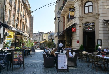 Bükreş, Romanya - 13 Eylül 2017. Romanya'nın başkenti inanılmaz bir atmosfer, teras, restoranlar, bar ve dükkanlar ile Bükreş, Lipscani District Eski şehir.  