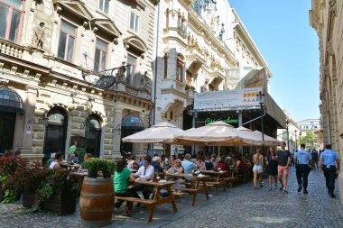 Bükreş, Romanya - 13 Eylül 2017. Stavropoleus Caddesi'ndeki Bira Vagonu -Caru' cu Bere restoranı, Bükreş'in eski kenti, Romanya. 
