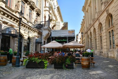 Bükreş, Romanya - 13 Eylül 2017. Stavropoleus Caddesi'ndeki Bira Vagonu -Caru' cu Bere restoranı, Bükreş'in eski kenti, Romanya. 