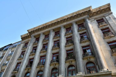 Bükreş, Romanya - 13 Eylül 2017. Romanya'nın başkenti Bükreş'in eski kentinde eski mimarigörünümü. Stavropoleos Caddesi. 