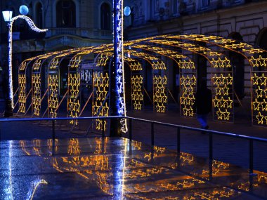 Bükreş, Romanya - 9 Aralık 2018. Lipscani Caddesi'nde Old Town altın Noel süslemeleri ile Aralık ayında Bükreş gece hayatı. 