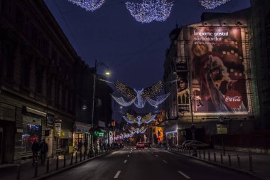 Bükreş, Romanya - 9 Aralık 2018. Calea Victoriei Bulvarı üzerinde, şehir merkezinde Noel süslemeleri ile Aralık ayında Bükreş gece hayatı.