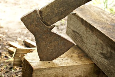 Eski balta, odun kesmek için kullanılan bir alet..