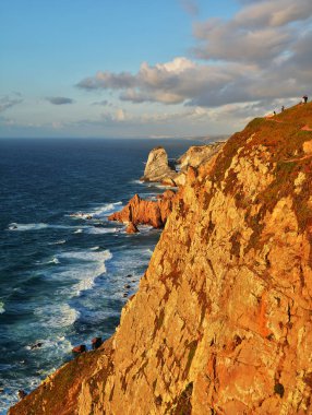 Guincho Beach, kıta Avrupa, Lizbon bölgesi, Portekiz en batıdaki nokta yakınındaki Cape Cabo da Roca üzerinden günbatımı 