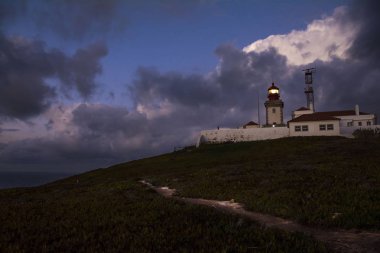 Dramatik gece Portekizce üzerinde sahil, Atlantik Okyanusu, anakara Europe Cabo da Roca adlı en batıdaki nokta manzara. Eski deniz feneri.