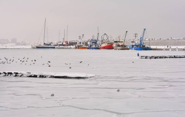 Kışın teknelerle liman 