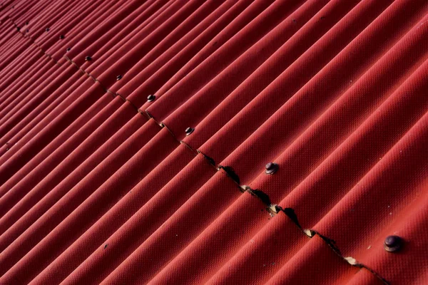 珍しい視点で赤い屋根のタイルを持つ抽象的な背景 — ストック写真