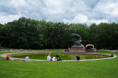 Tanınmayan insanlar konser Royal Łazienki Parkı Varşova, Polonya'nın başkenti. Ufuk yansıma