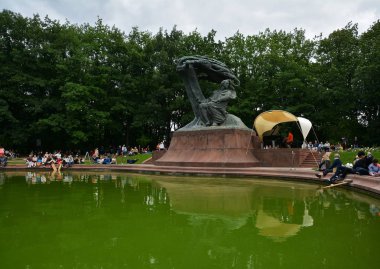 Varşova, Polonya - 1 Temmuz 2018. Royal Lazienki Park Chopin Konserleri'nde insanlar. Julia Kociuban, Temmuz 2018'de oyunculuk yapan ilk piyanist..