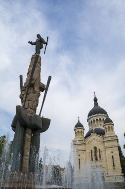 Romanya'nın Transilvanya bölgesi Cluj Napoca Meydanı'nda Ortodoks Katedrali ve Avram Iancu heykeli.