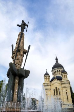 Romanya'nın Transilvanya bölgesi Cluj Napoca Meydanı'nda Ortodoks Katedrali ve Avram Iancu heykeli.