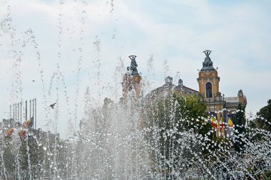 Cluj-Napoca Avram Iancu Meydanı'ndaki su çeşmesi, Romania.At Transilvanya bölgesi Lucian Blaga Ulusal Tiyatrosu. 