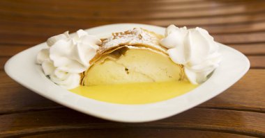 Vanilya soslu tipik Viyana strudel 