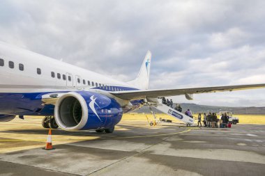 Cluj, Romanya - 22 Ekim 2016. Romanya Uluslararası Havaalanı Avram Iancu Cluj'da Blue Air uçağı. 