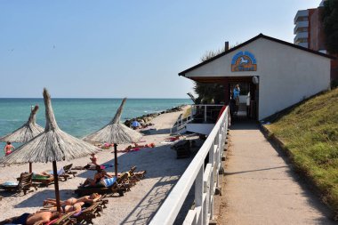 Costinesti, Romanya - 30 Ağustos 2018. Karadeniz kıyısında beyaz at plaj ,Costinesti tatil, Romanya.