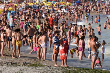 Costinesti, Romanya - 30 Ağustos 2018. Karadeniz kıyısında turist kalabalığı ,Costinesti tatil beldesinde. Romanya.