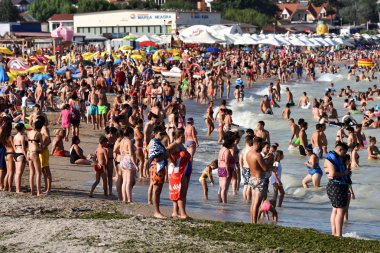 Costinesti, Romanya - 30 Ağustos 2018. Karadeniz kıyısında turist kalabalığı ,Costinesti tatil beldesinde. Romanya.