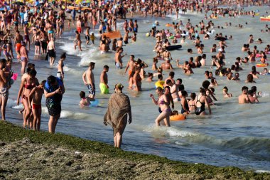 Costinesti, Romanya - 30 Ağustos 2018. Karadeniz kıyısında turist kalabalığı ,Costinesti tatil beldesinde. Romanya.