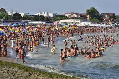Costinesti, Romanya - 30 Ağustos 2018. Karadeniz kıyısında turist kalabalığı ,Costinesti tatil beldesinde. Romanya.