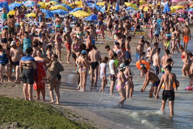 Costinesti, Romanya - 30 Ağustos 2018. Karadeniz kıyısında turist kalabalığı ,Costinesti tatil beldesinde. Romanya.
