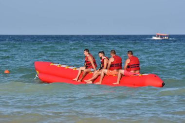 Costinesti, Romanya - 30 Ağustos 2018. Costinesti, Romanya'da yaz eğlencesi. İpli adam. 