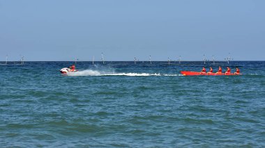 Costinesti, Romanya - 30 Ağustos 2018. Costinesti, Romanya'da yaz eğlencesi. İpli adam. 