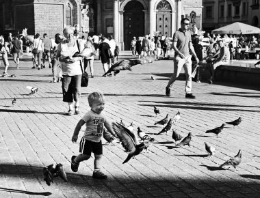 Krakow, Polonya - 1 Eylül 2016. İnsanlar ve güvercinler, Rynek Glowny turistler cazibe, Krakow Eski şehir Ana Pazar Meydanı, Polonya.